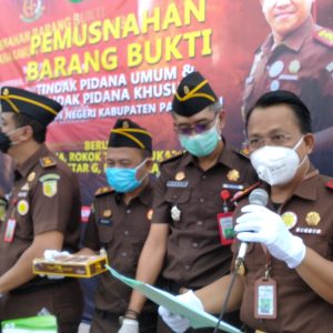 Kajari Kab.Pasuruan Musnahkan Barang Bukti Senilai Ratusan Juta Kajari Kab.Pasuruan Musnahkan Barang Bukti Senilai Ratusan Juta