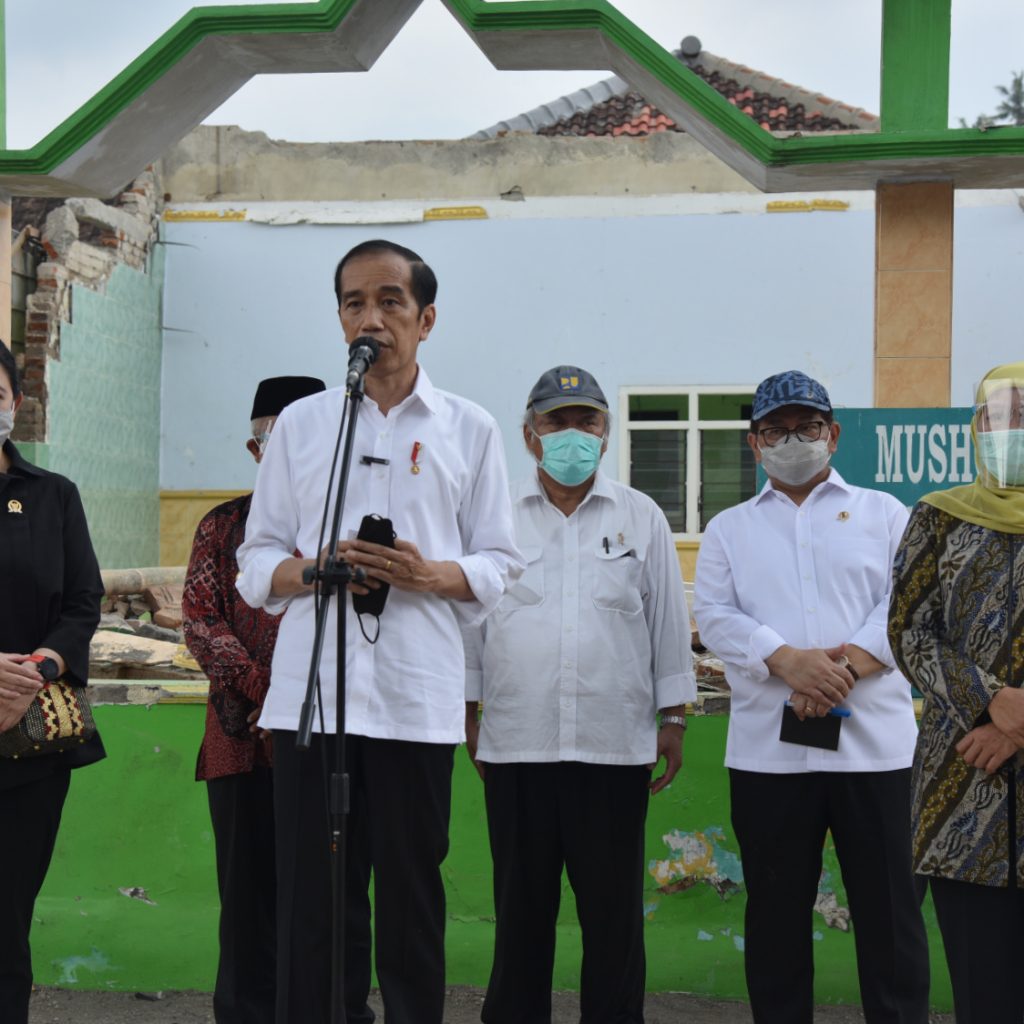 Jokowi Teken PP THR dan Gaji ke-13