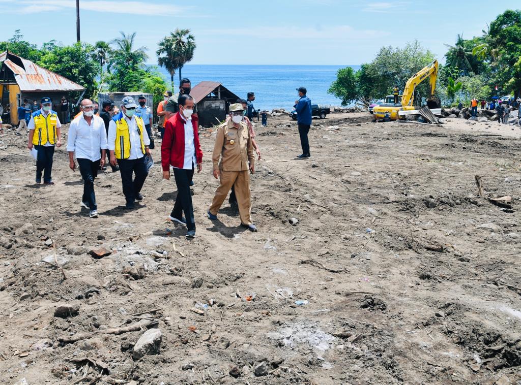 Kunjungi Desa Amakaka, Jokowi Pastikan Kebutuhan para Pengungsi Tercukupi