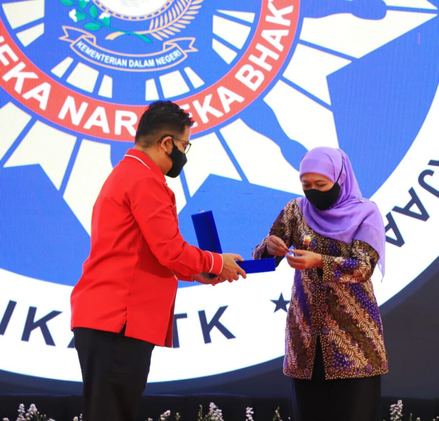Gubernur Khofifah Terima Lencana Kehormatan Asthabrata Dari IKAPTK
