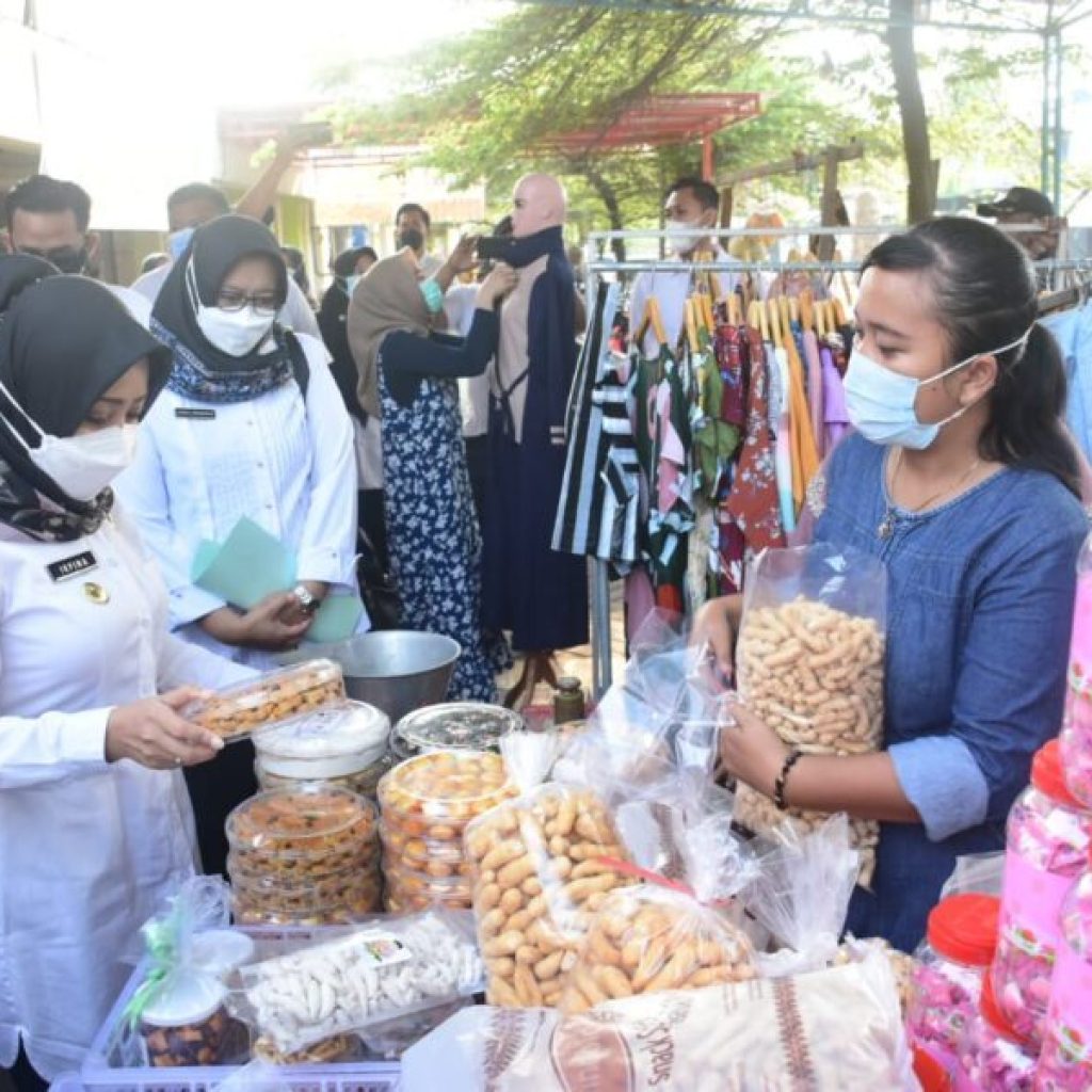 Tekan Harga Komodite, Bupati Ikfina Gelar Operasi di Pasar Dinoyo