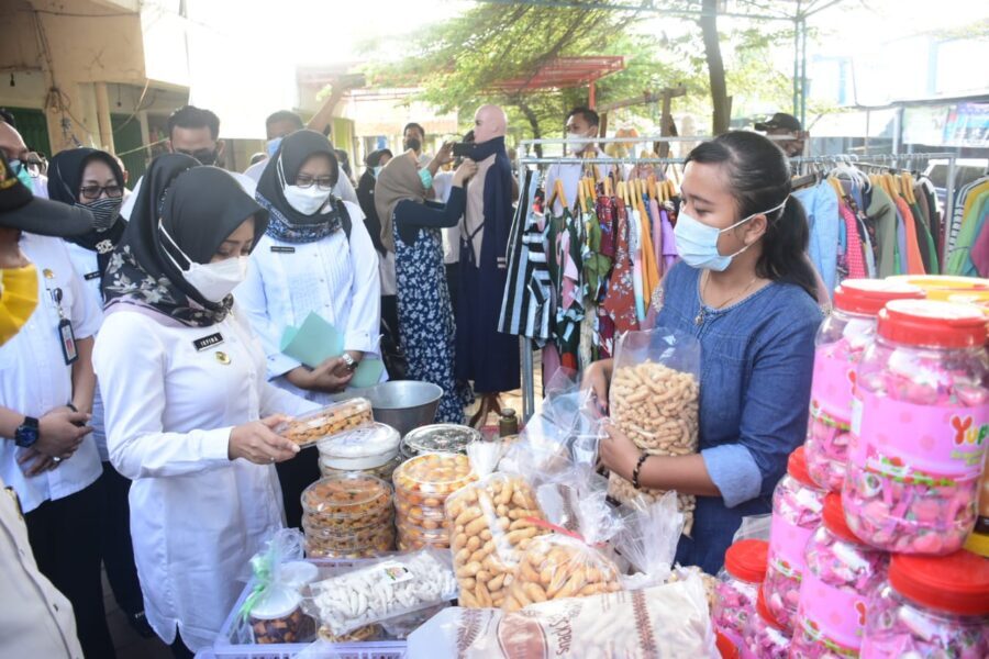 Tekan Harga Komodite, Bupati Ikfina Gelar Operasi di Pasar Dinoyo