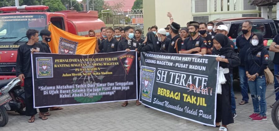Pamter Dan Warga PSHT Ranting Magetan Turun Ke Jalan Bagikan 450 Takjil