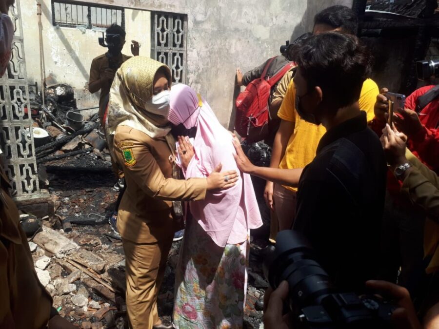 Ning Ita Bantu Korban Kebakaran Rumah di Jalan Brawijaya