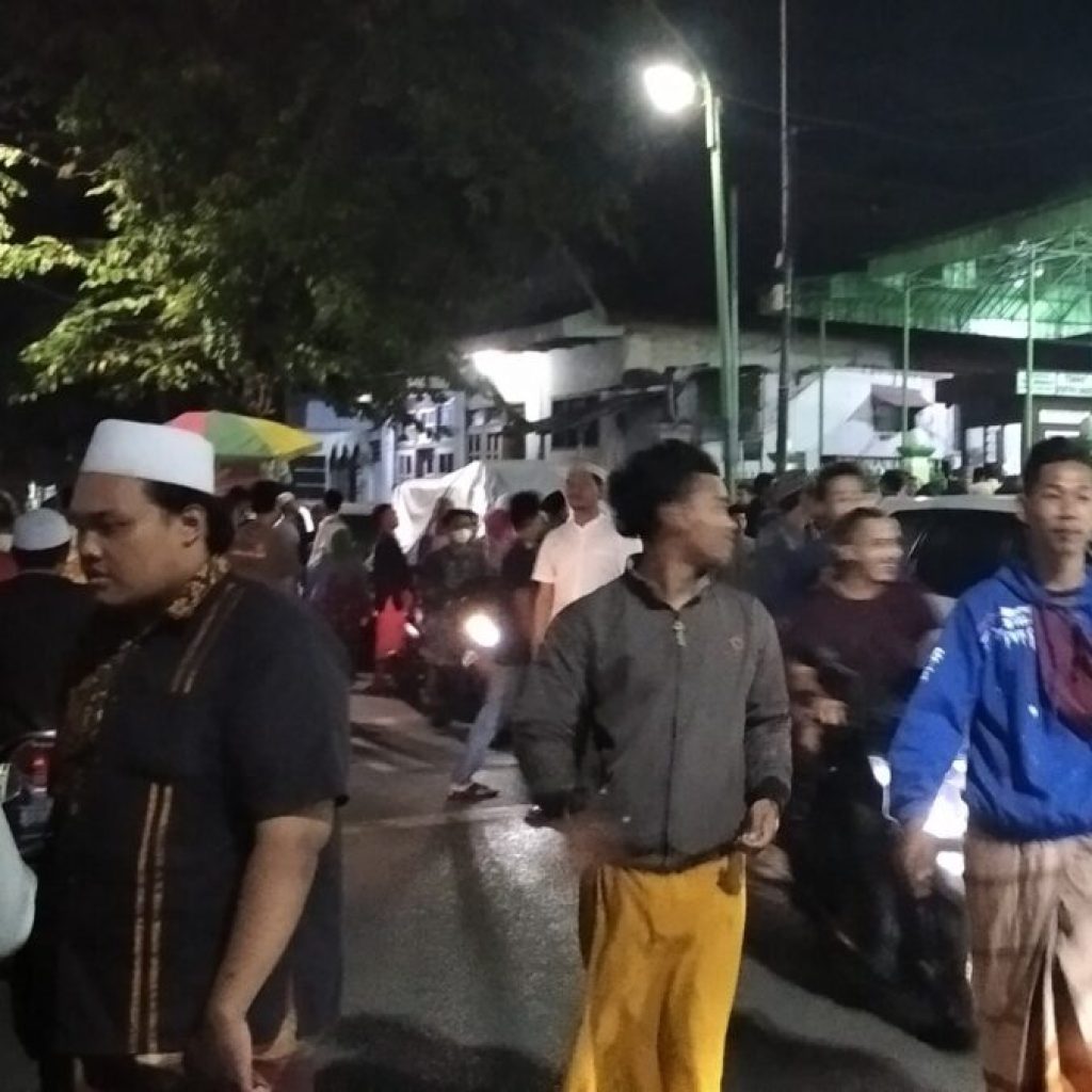Umat Muslim Berburu Malam Lailatul Qodar Di Masjid Agung Bangil