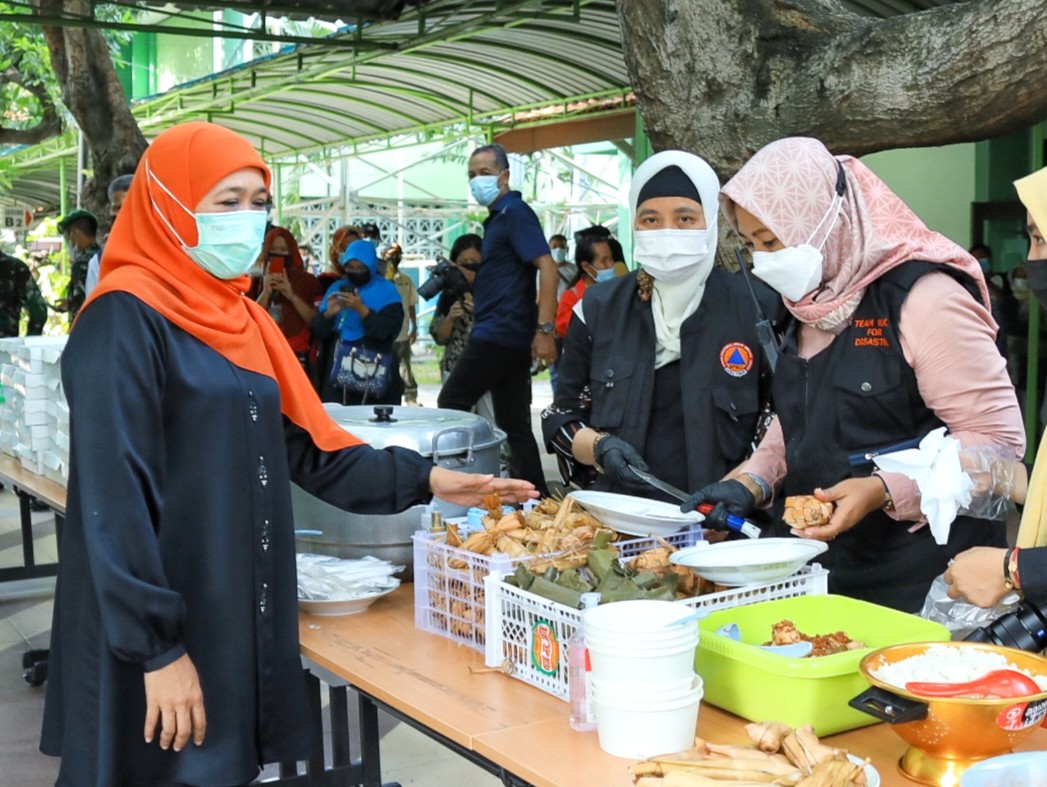 Khofifah Ajak Pekerja Migran Makan Bersama Ketupat Sayur dan Lepet