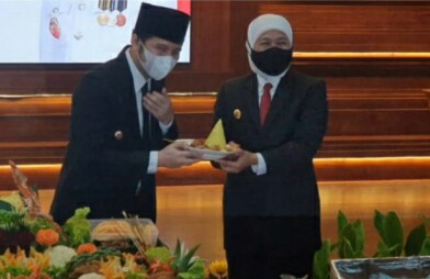 Khofifah Beri Kejutan Tumpeng Buat Emil