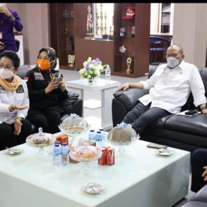 Ketua DPD RI Kunjungi Sidrap, Wabup Curhat Hibah 27 Ton Kurma Tertahan di Surabaya Ketua DPD RI Kunjungi Sidrap, Wabup Curhat Hibah 27 Ton Kurma Tertahan di Surabaya