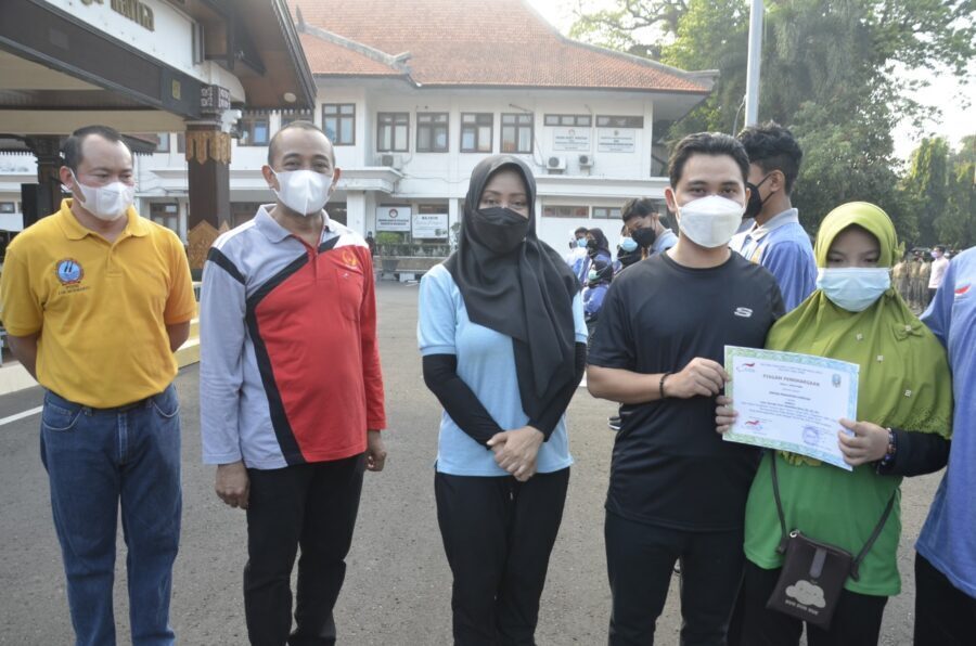 Bupati Ikfina Serahkan Penghargaan Pada Atlet Peraih Medali Peparprov Jatim 2021