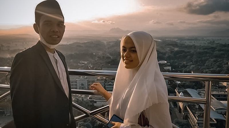 Ustadz Abdul Somad dan Fatimah Bermesraan di Atas Menara Gontor, Netizen Baper Nih!