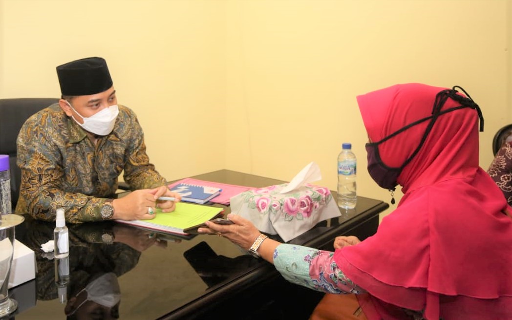 Sambil Nangis, Seorang Ibu Adukan Soal BPJS kepada Eri