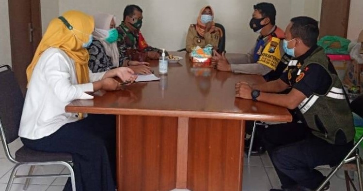 Camat dan Lurah Berlomba-lomba ‘Ngantor’ di Balai RW