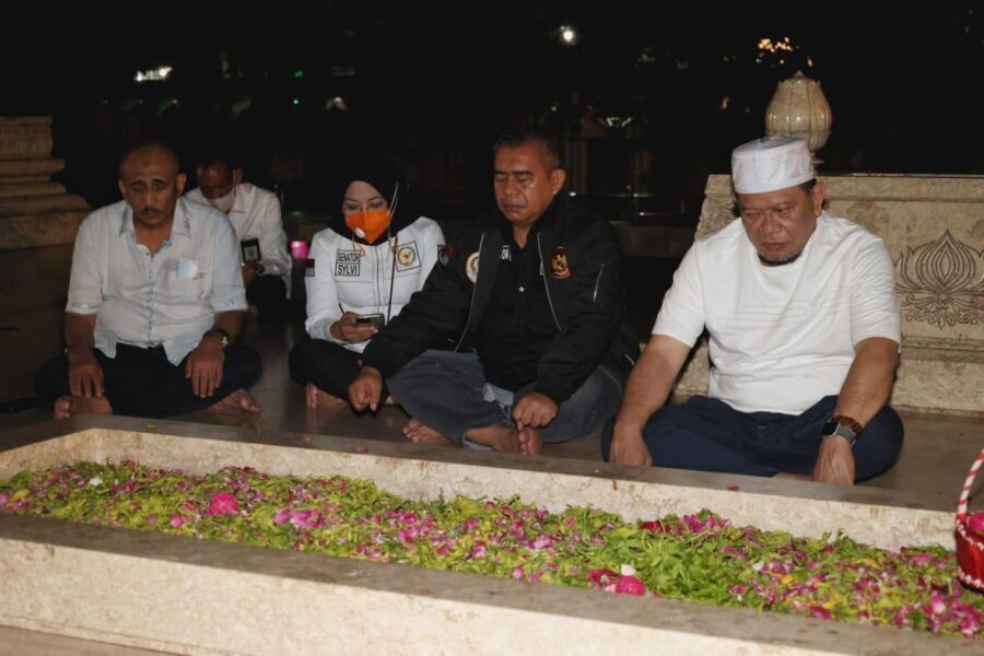 Ketua DPD RI Nyekar ke Makam Bung Karno
