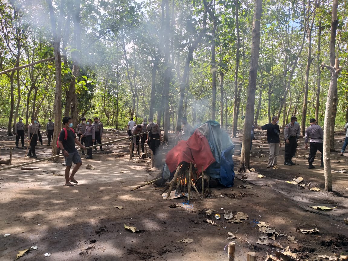 Polisi Memusnahkan Tempat Perjudian Dan Sabung Ayam Di Bangorejo
