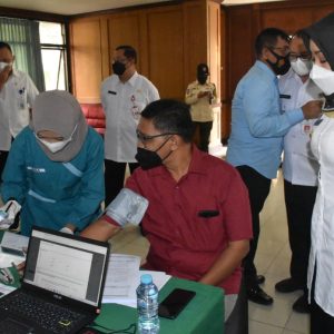Giliran Pelaku Usaha Sektor Pariwisata Terima Vaksinasi Covid-19 Giliran Pelaku Usaha Sektor Pariwisata Terima Vaksinasi Covid-19