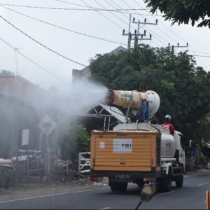 Relawan PMI Semprot 6 Desa di Bangkalan