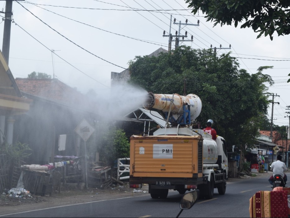 Relawan PMI Semprot 6 Desa di Bangkalan