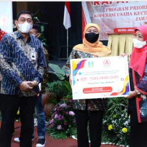Kontribusi Koperasi dan UMKM Pada Tri Wulan l 2021 Tercatat 57.25 % Kontribusi Koperasi dan UMKM Pada Tri Wulan l 2021 Tercatat 57.25 %