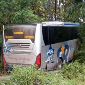 Mendahului Tanpa Haluan, Hantam Tronton Dua Bus Terguling Mendahului Tanpa Haluan, Hantam Tronton Dua Bus Terguling