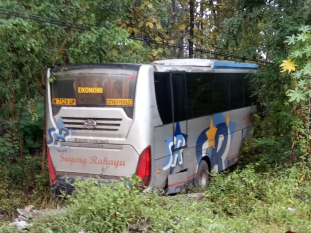 Mendahului Tanpa Haluan, Hantam Tronton Dua Bus Terguling