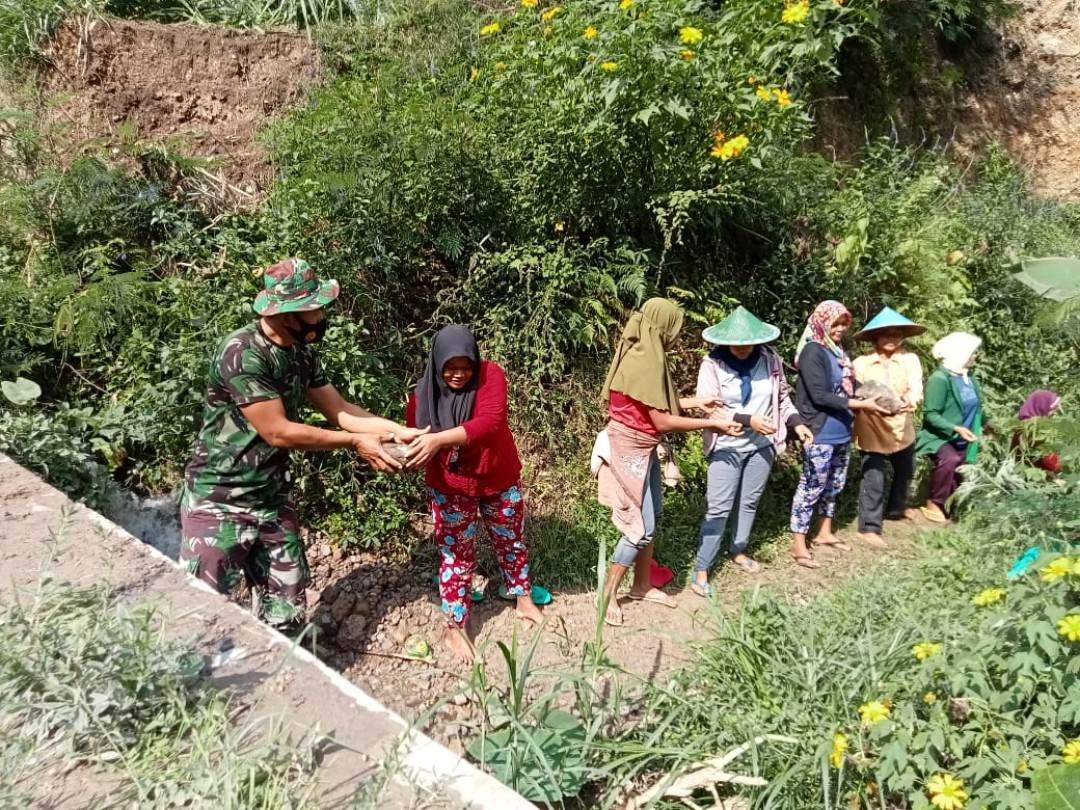Semangat Satgas TMMD Pantang Menyerah Walau Terkendala Cuaca