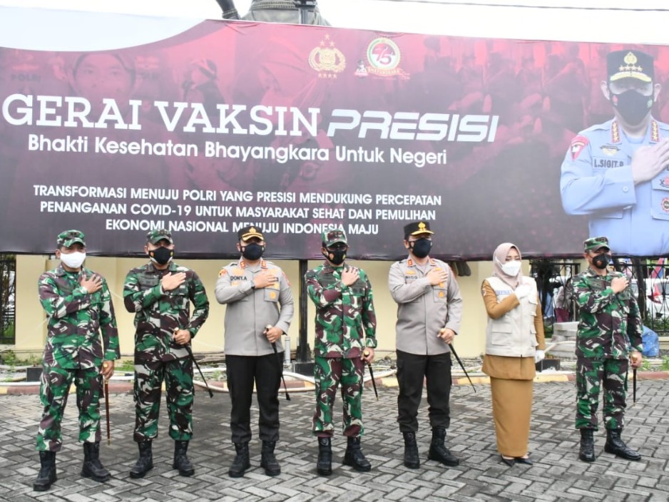 Kapolda & Pangdam V Brawijaya Tinjau Vaksinasi Massal di Mojokerto