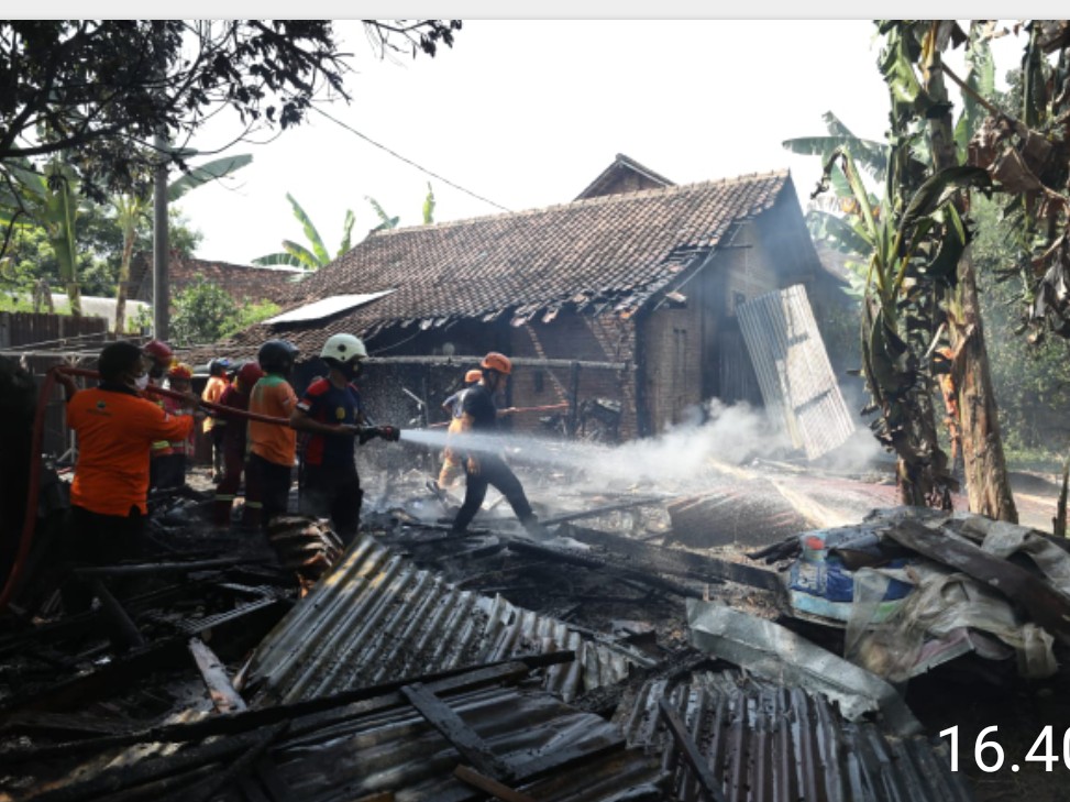 Rumah Janda Terbakar, Sejumlah Unggas Hangus