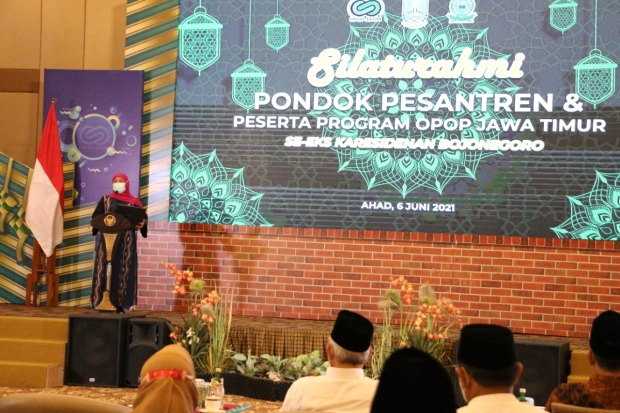 Gubernur Khofifah Ajak Pelaku UMKM Berbasis Pesantren Ikut Ambil Bagian di Industri Halal Dunia