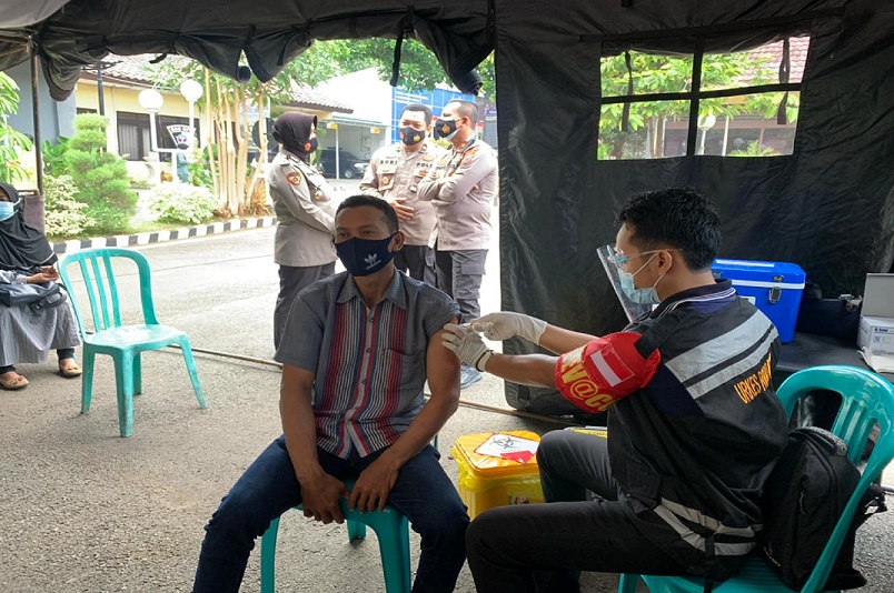 Polres Tuban Berikan Vaksinasi Gratis Bagi Tamunya