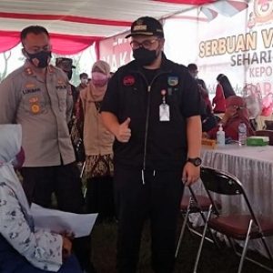 Mas Bup Dhito Tinjau Vaksinasi Massal di Stadion Canda Bhirawa Mas Bup Dhito Tinjau Vaksinasi Massal di Stadion Canda Bhirawa