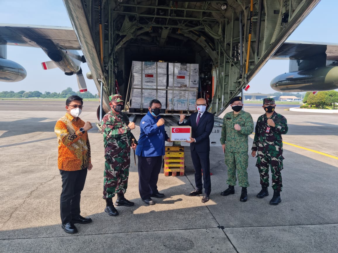 Indonesia Terima Bantuan Ventilator dan Tabung Oksigen dari Singapura