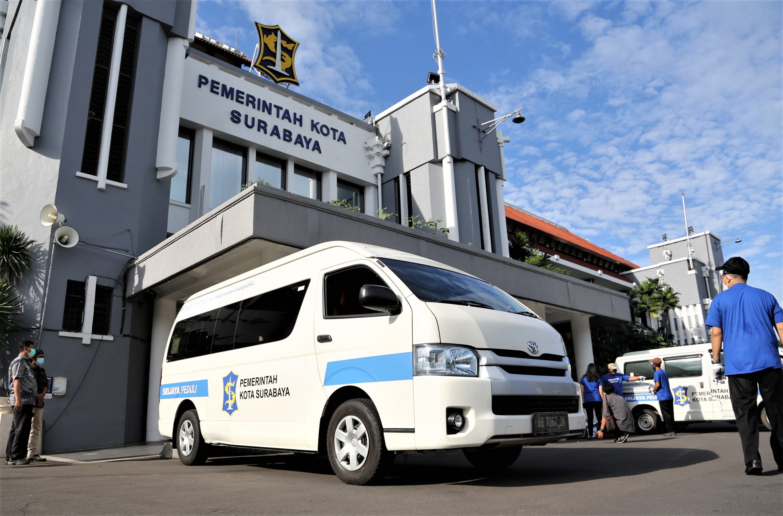 Pemkot Surabaya Terima Bantuan Fasilitas Mobil Angkut Jenazah