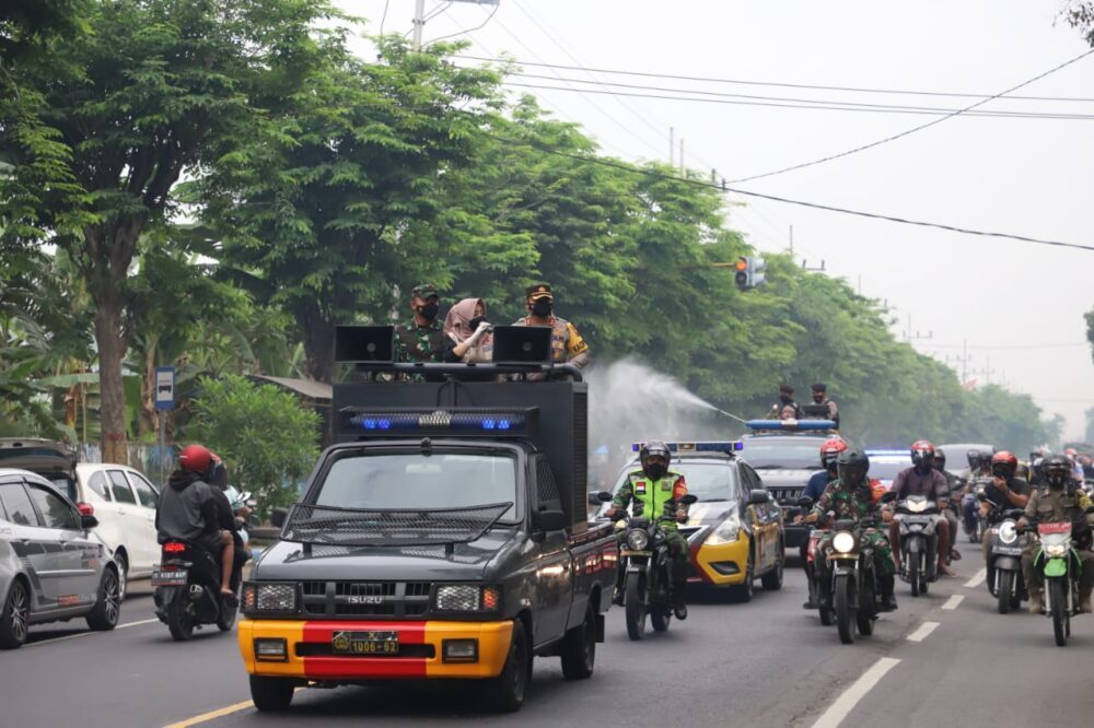 Pemkab Mojokerto Awali Penyemprotan Cairan Disinfektan di Jalur Umun & Sosialisasi Penerapan PPKM Darurat