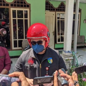 Kendarai Vespa, Bupati Kediri Bagikan Bansos ke Warga Isoman Kendarai Vespa, Bupati Kediri Bagikan Bansos ke Warga Isoman