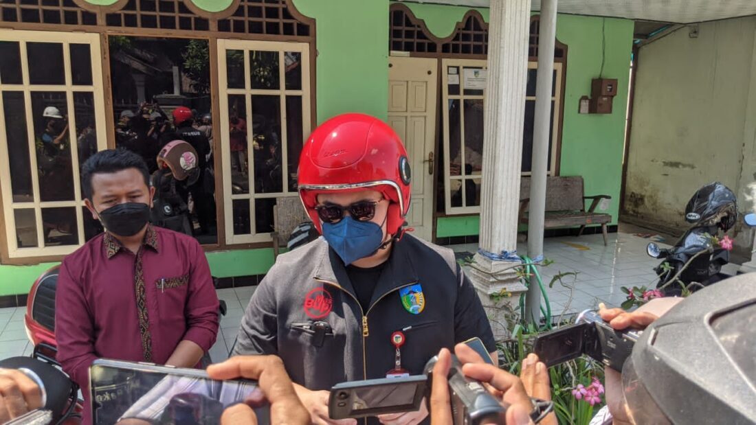 Kendarai Vespa, Bupati Kediri Bagikan Bansos ke Warga Isoman