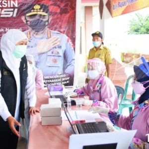 Gubernur Khofifah Minta Semua Pihak Maksimalkan Vaksinasi saat PPKM Darurat Gubernur Khofifah Minta Semua Pihak Maksimalkan Vaksinasi saat PPKM Darurat