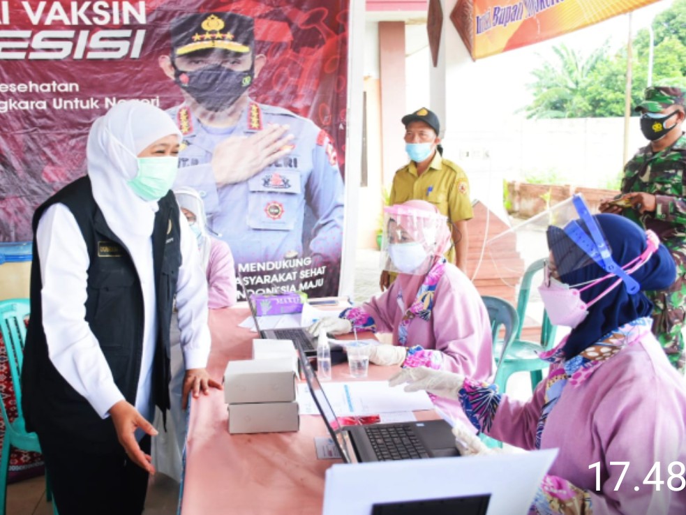 Gubernur Khofifah Minta Semua Pihak Maksimalkan Vaksinasi saat PPKM Darurat