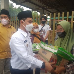 SC Foundation Borong Dagangan PKL, Lalu Bagi Sembako SC Foundation Borong Dagangan PKL, Lalu Bagi Sembako