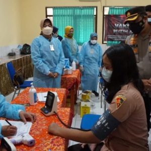 Polres Mojokerto Sasar Vaksinasi C-19 Pelajar SMA Polres Mojokerto Sasar Vaksinasi C-19 Pelajar SMA
