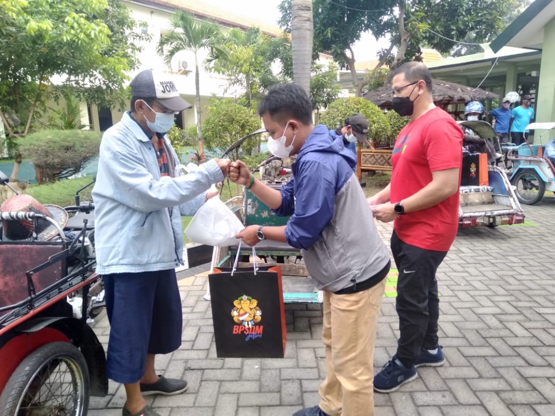Idul Adha 1442 H, Wartawan Pemprov Jatim bagikan daging kurban