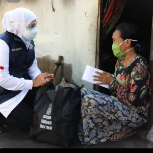 Rela Temui Warga di Bawah Kolong Jembatan, Lalu Khofifah Bagikan 250 Paket Sembako Rela Temui Warga di Bawah Kolong Jembatan, Lalu Khofifah Bagikan 250 Paket Sembako