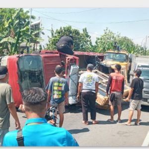 Ugal ugalan, Truk Tabrak Mobil Boks Logistik Medis Ugal ugalan, Truk Tabrak Mobil Boks Logistik Medis