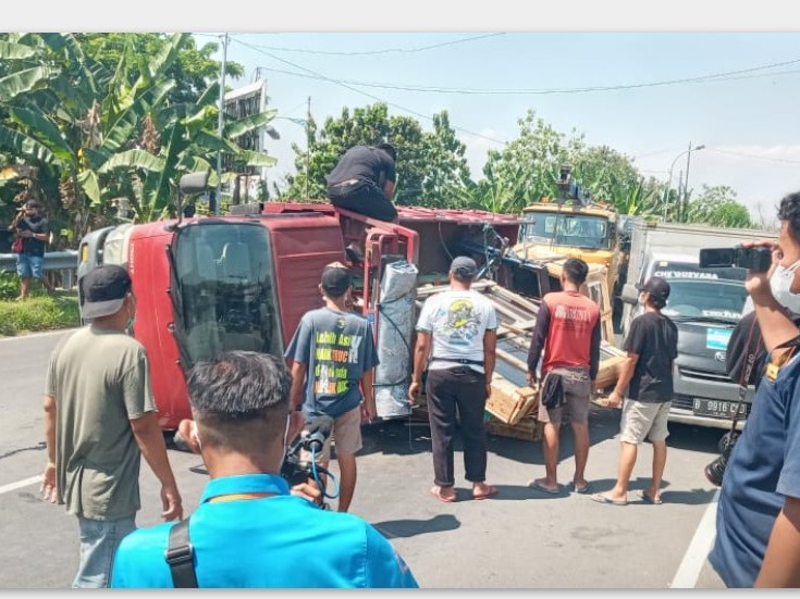 Ugal ugalan, Truk Tabrak Mobil Boks Logistik Medis