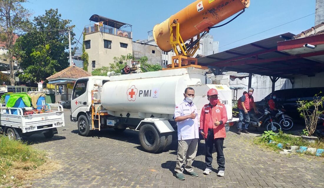 Putus Penyebaran Covid, PMI Batu Lakukan Penyemprotan Jalan Protokol