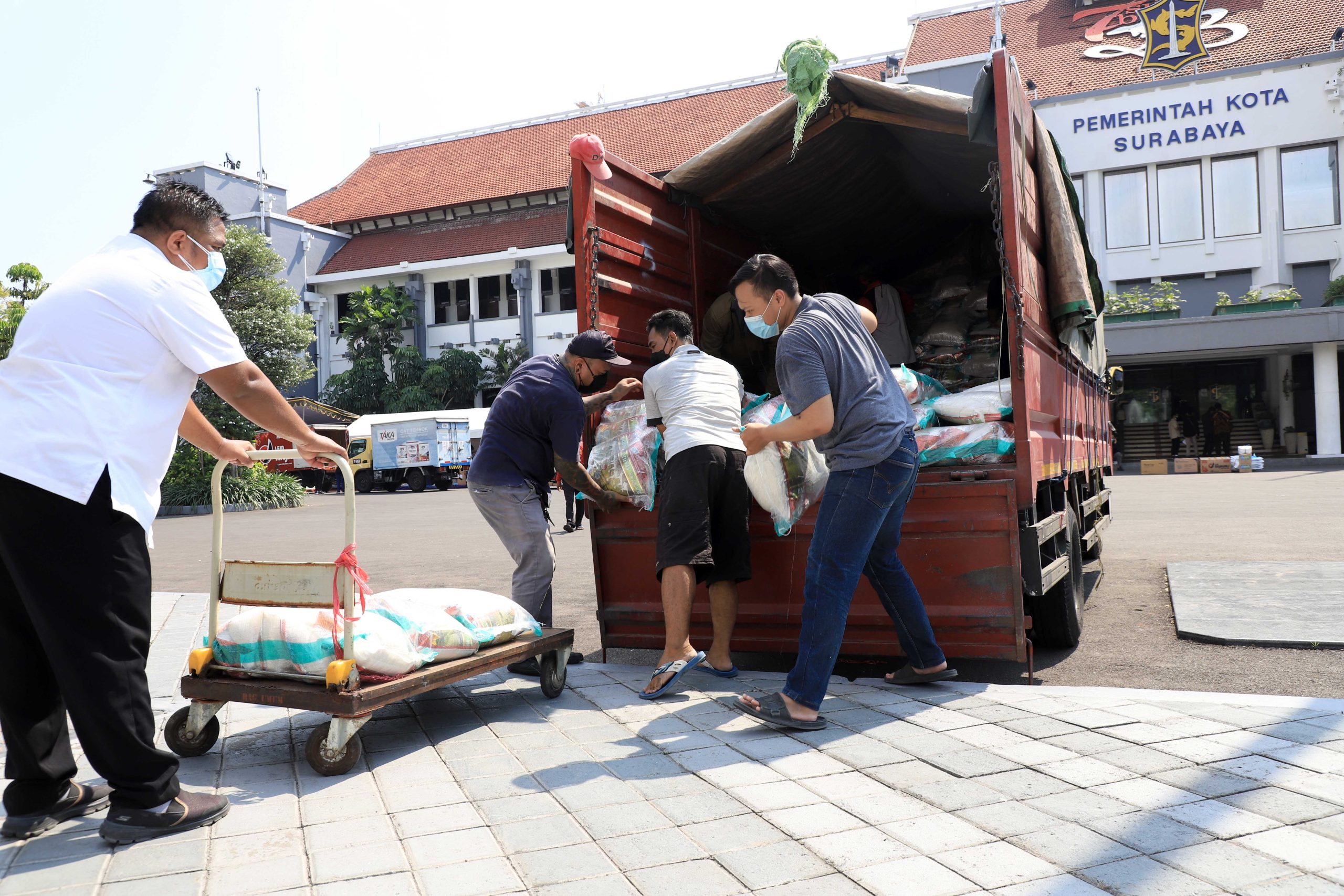 Respon ‘Surabaya Memanggil’ Luar Biasa, Bantuan Penanganan C19 Mengalir