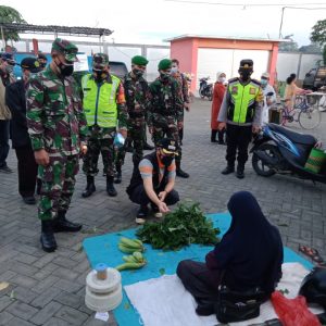 Kodim 0808/Blitar Laksanakan Operasi Gabungan Yustisi Gakplin Prokes Di Pasar Kanigoro
