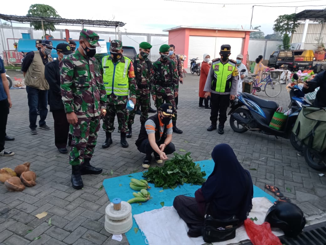 Kodim 0808/Blitar Laksanakan Operasi Gabungan Yustisi Gakplin Prokes Di Pasar Kanigoro