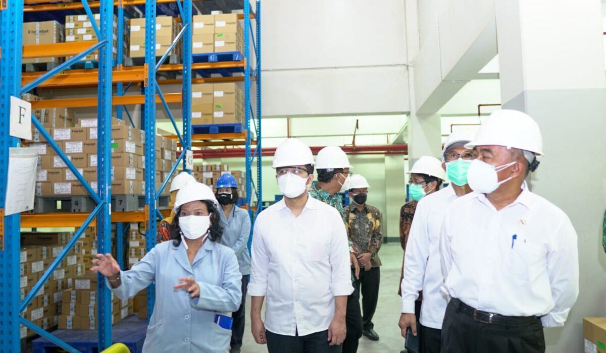 Menteri PMK dan Wagub Emil Tinjau Pabrik Oksigen di Gresik