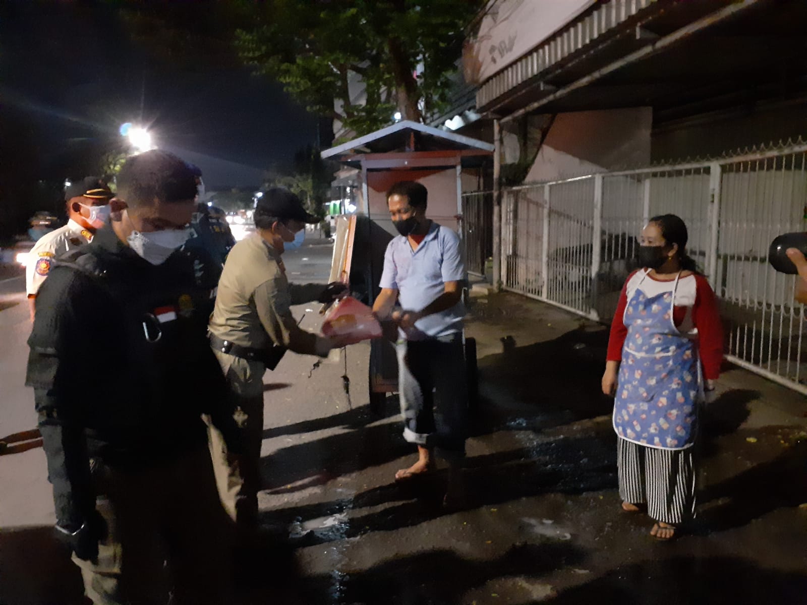 Begini Satpol PP Surabaya Edukasi PPKM Darurat, Humanis Sambil Bagikan Sembako