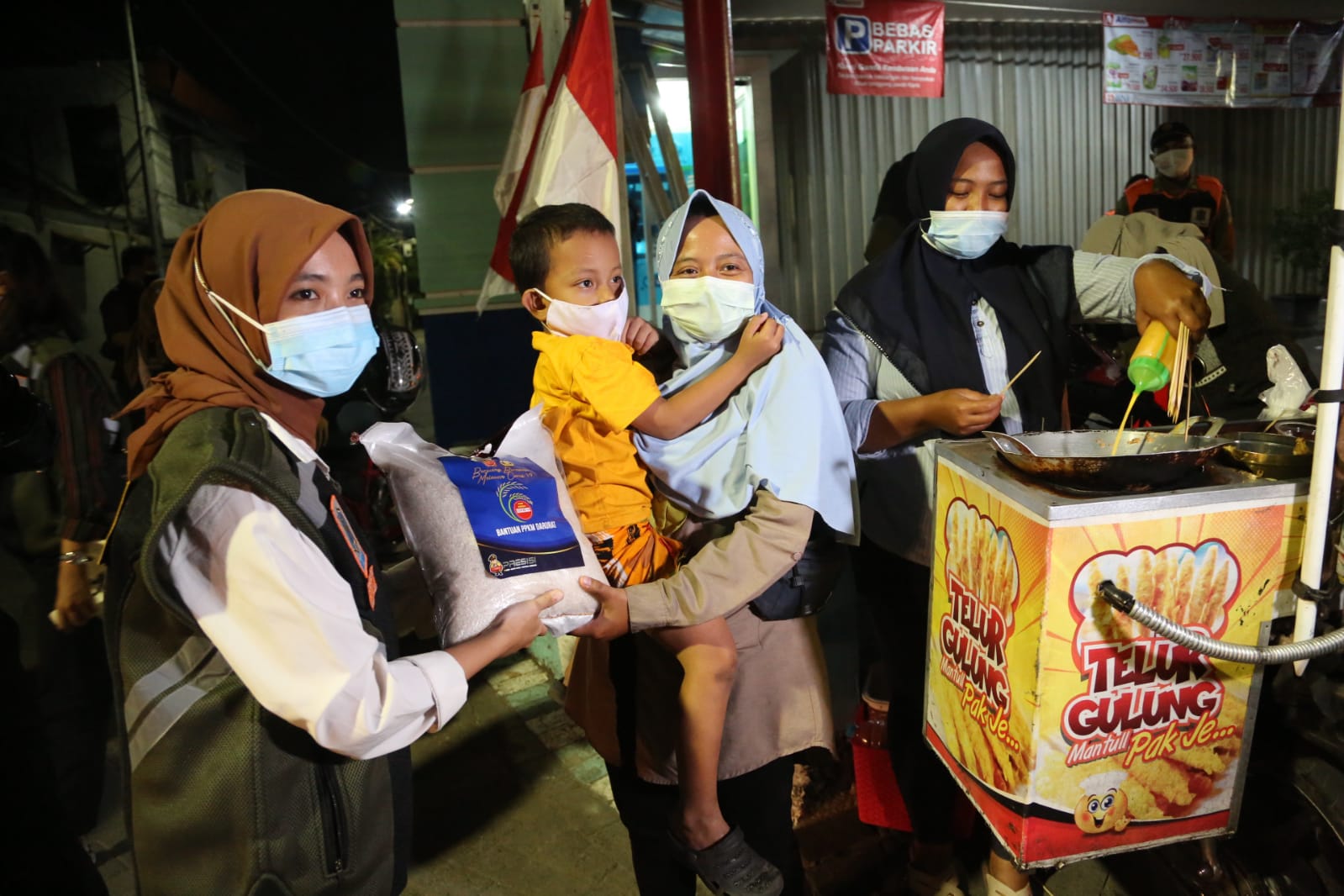 Mengedukasi Warga tentang PPKM dengan Patroli Simpatik Humanis